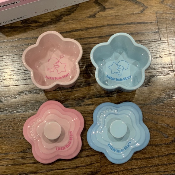New Rare Le Creuset Little Twin Stars Flower Ramekins Set of 2 - Picture 4 of 11